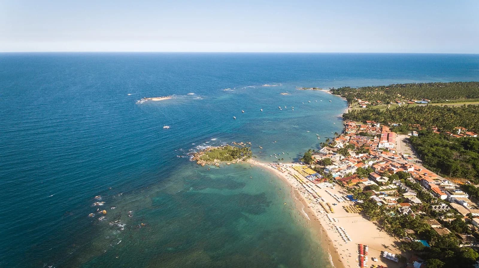 Vista aérea da Segunda Praia de Morro de São Paulo, na ilha de Tinharé, com mar turquesa sobre os recifes
